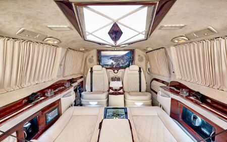 KLASSEN VIP VAN MVD 9053