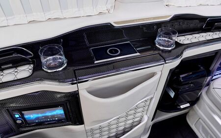 KLASSEN VIP VAN MVD 9057