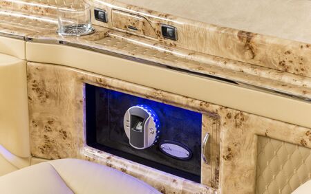 KLASSEN VIP VAN MVD 9013