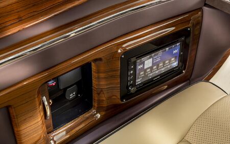 KLASSEN VIP VAN MVD 9052