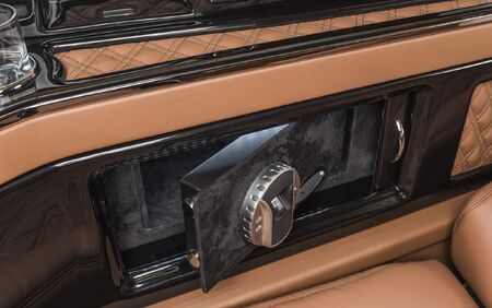 KLASSEN VIP VAN MVD 9012