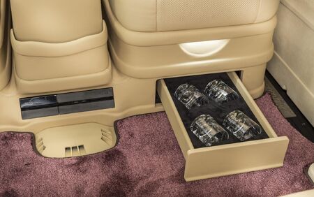 KLASSEN VIP VAN MVD 9052