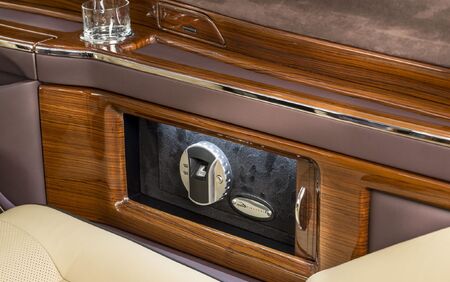 KLASSEN VIP VAN MVD 9025