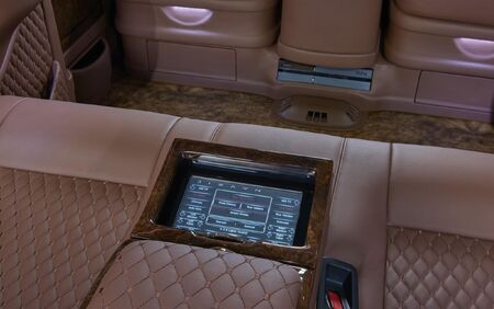 KLASSEN VIP VAN MVD 9023