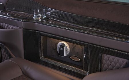 KLASSEN VIP VAN MVD 9032