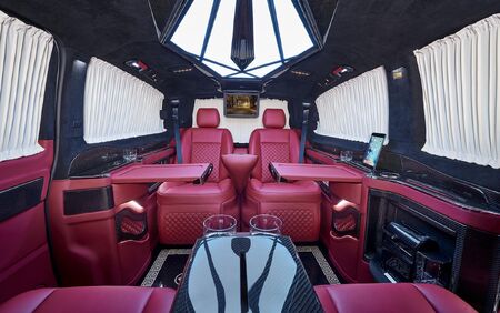 KLASSEN VIP VAN MVD 9033