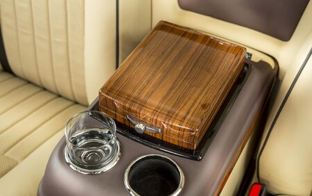 KLASSEN VIP VAN MVD 9052