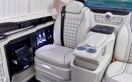 KLASSEN VIP VAN MVD 9057