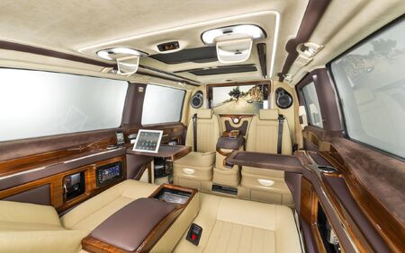 KLASSEN VIP VAN MVD 9052