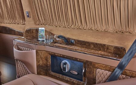 KLASSEN VIP VAN MVD 9023