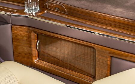 KLASSEN VIP VAN MVD 9052