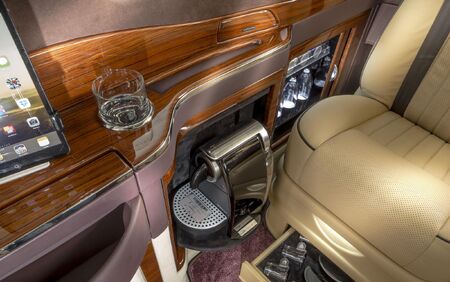 KLASSEN VIP VAN MVD 9052