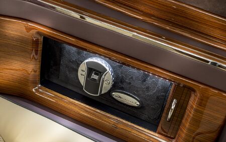 KLASSEN VIP VAN MVD 9052