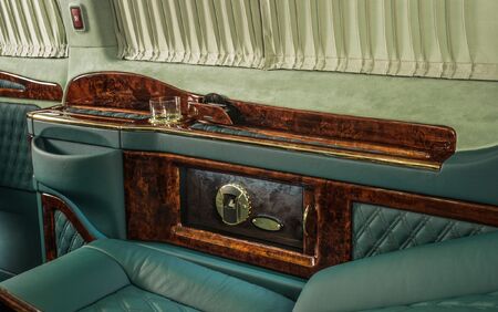 KLASSEN VIP VAN MVD 9026