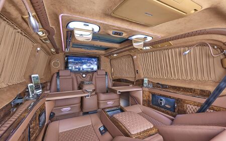 KLASSEN VIP VAN MVD 9023