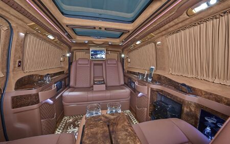 KLASSEN VIP VAN MVD 9023