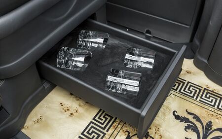 KLASSEN VIP VAN MVD 9011