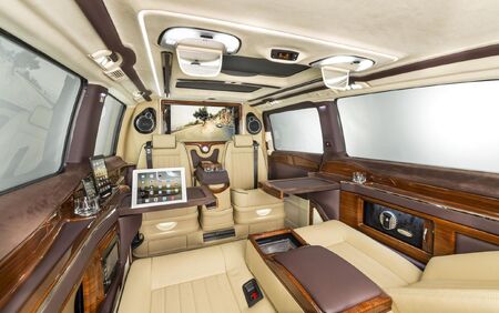 KLASSEN VIP VAN MVD 9052