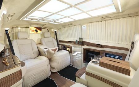 KLASSEN VIP VAN MVD 9049