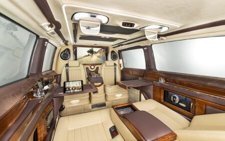 KLASSEN VIP VAN MVD 9052