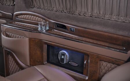 KLASSEN VIP VAN MVD 9019