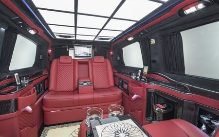 KLASSEN VIP VAN MVD 9054