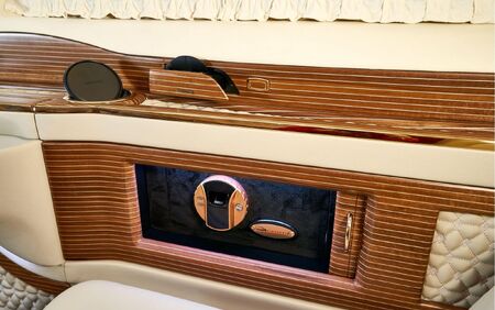 KLASSEN VIP VAN MVD 9051