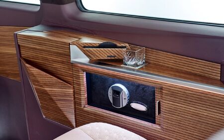 KLASSEN VIP VAN MVD 9027