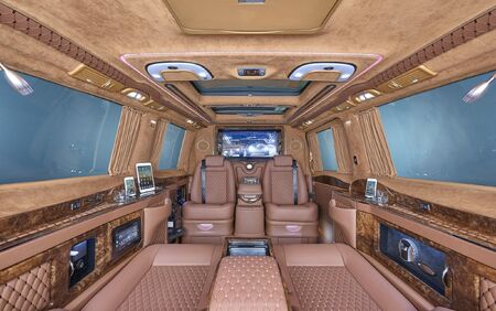 KLASSEN VIP VAN MVD 9023