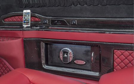 KLASSEN VIP VAN MVD 9054