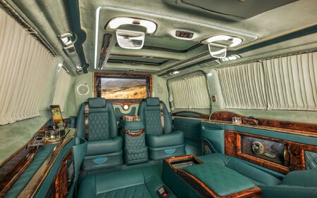 KLASSEN VIP VAN MVD 9026