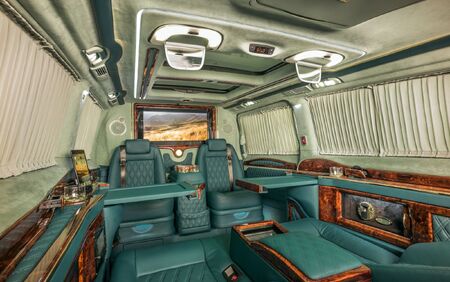 KLASSEN VIP VAN MVD 9026